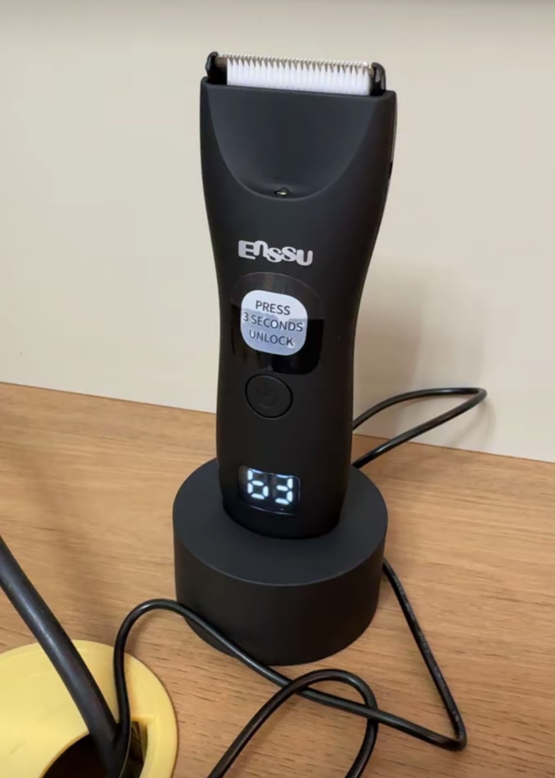 ENSSU Pro preto carregando na base, display mostrando 63