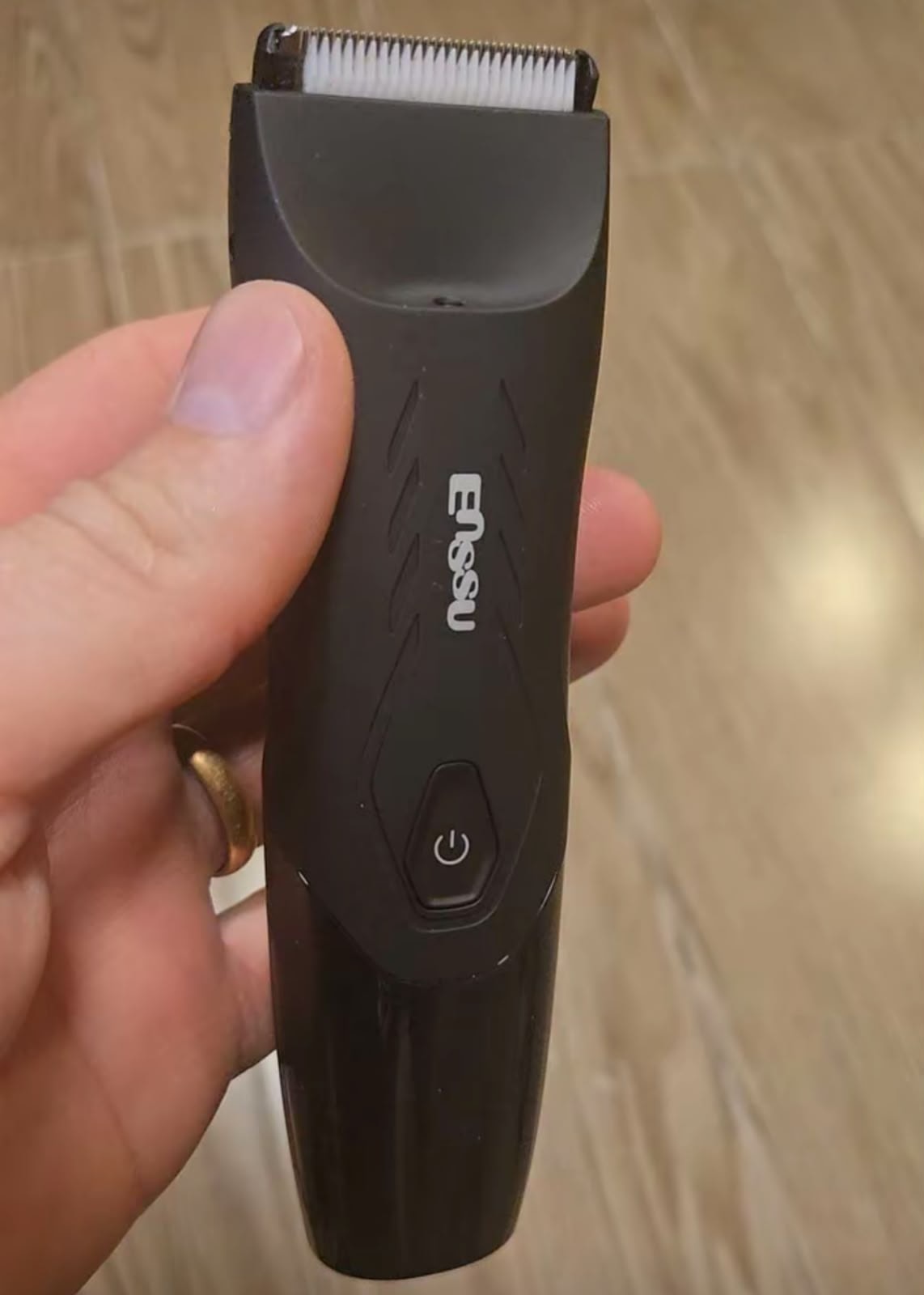 Cliente segurando o ENSSU Pro na mão