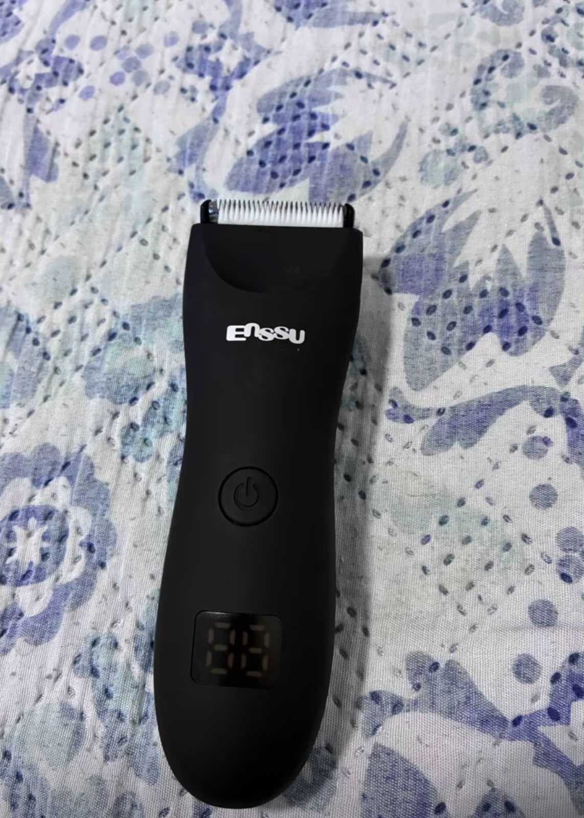 ENSSU Pro preto sobre a cama