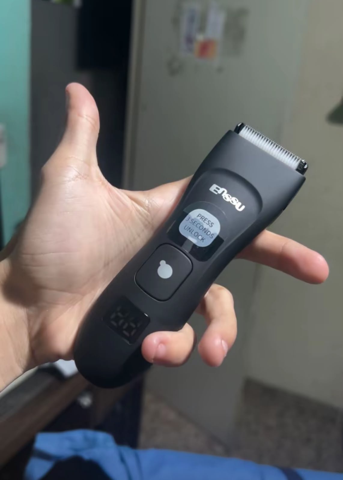 Cliente segurando o ENSSU Pro preto