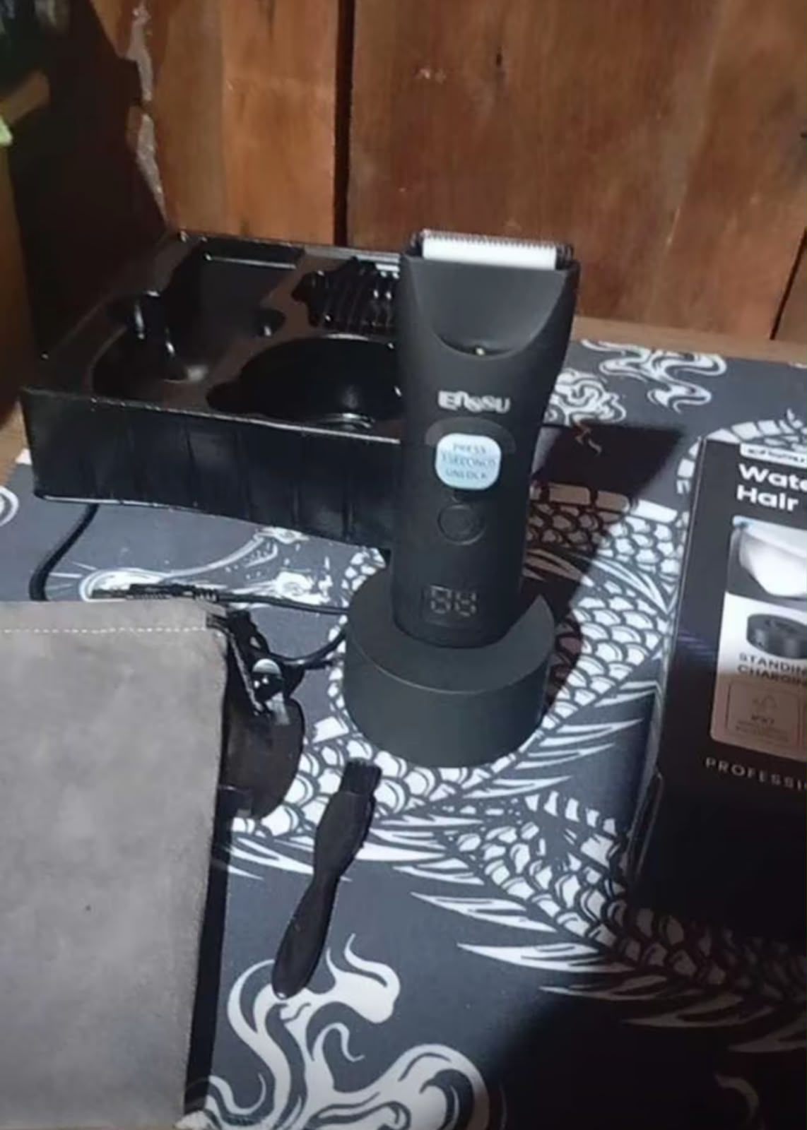 ENSSU Pro na base com os acessórios ao lado