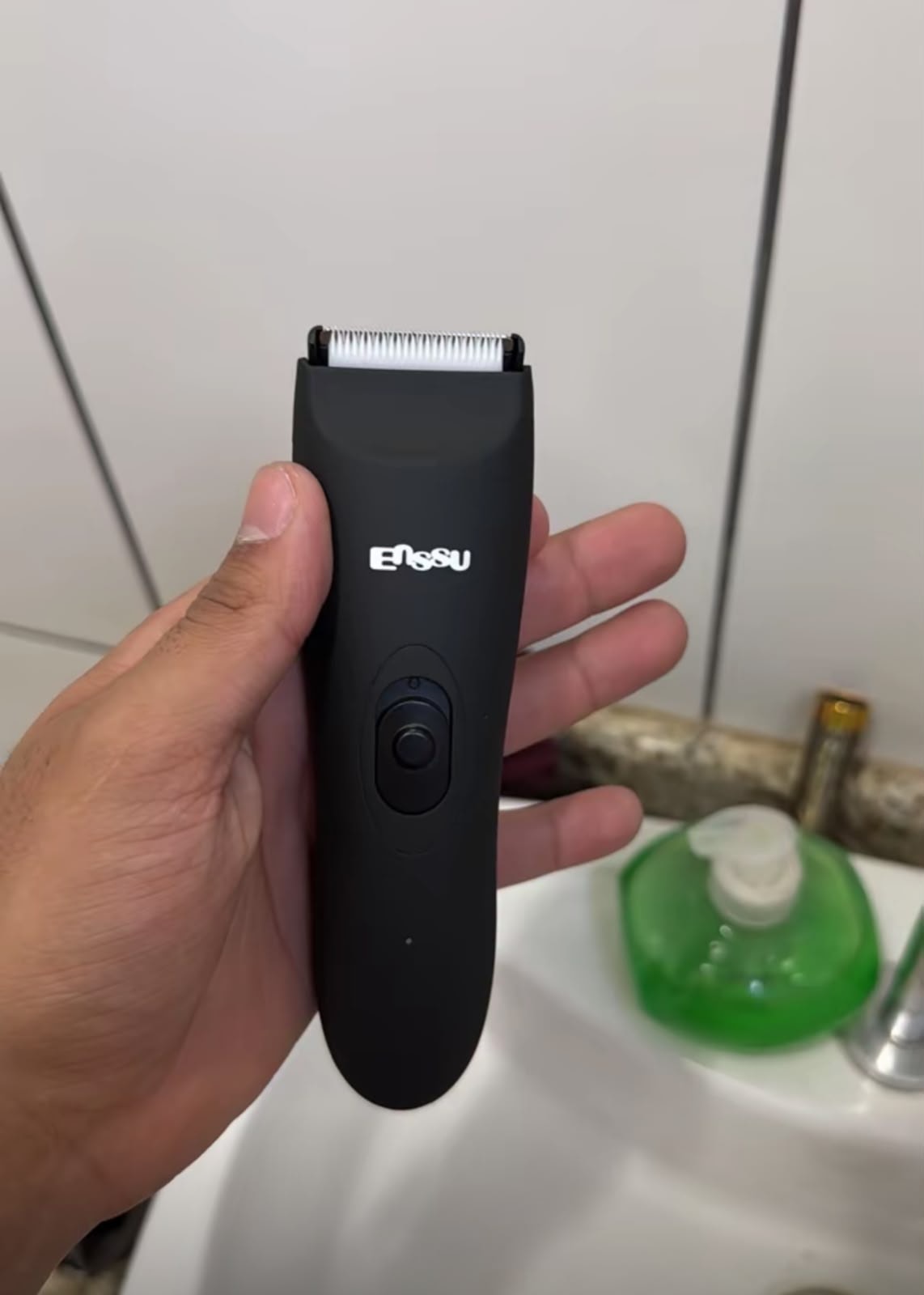 Cliente segurando o ENSSU Pro no banheiro