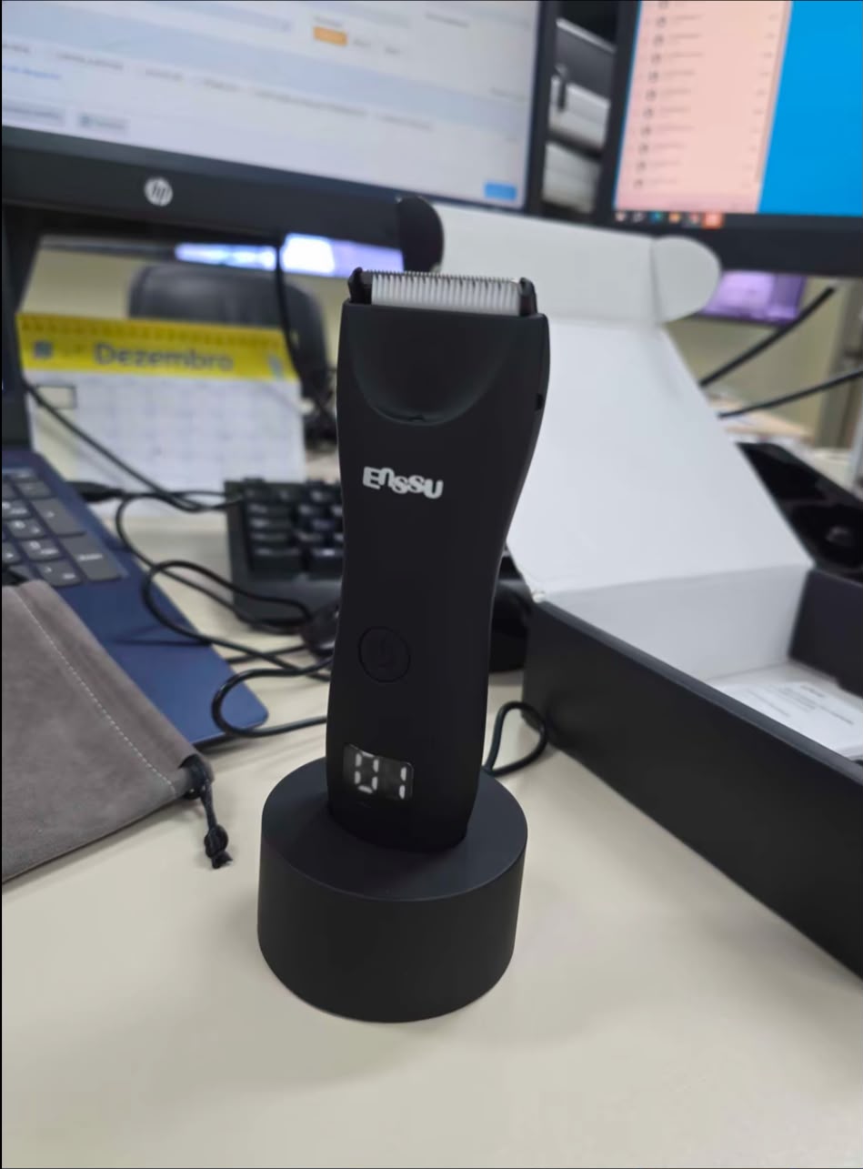 ENSSU Pro na base, na mesa de trabalho